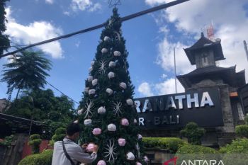Masker dijadikan hiasan pohon Natal di gereja Denpasar