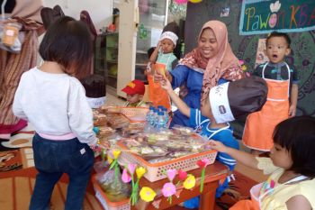 Siswa PAUD Umar Al Faruq Mataram belajar wirausaha menyambut Hari Ibu