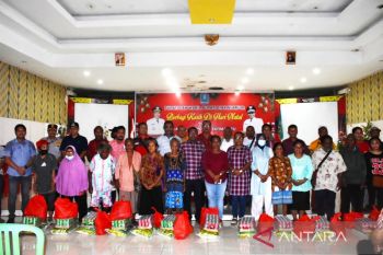 Pemkab Biak Numfor bagikan 1.000 paket bahan pokok Natal untuk jompo
