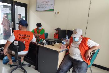 Penyidik Kejari Pasbar serahkan empat tersangka Tipikor RSUD ke Penuntut Umum