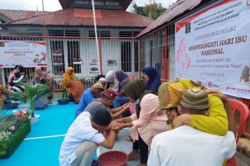 Hari ibu, warga binaan lapas Suliki gelar prosesi basuh kaki ibu