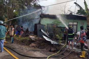Sebuah rumah milik seorang lansia di Palangka Raya hangus terbakar