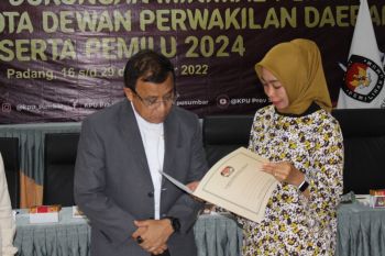 Muslim M Yatim serahkan dokumen syarat dukungan DPD ke KPU Sumabar