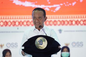 Bahlil bangkitkan semangat UMKM di Makassar dengan memberikan NIB