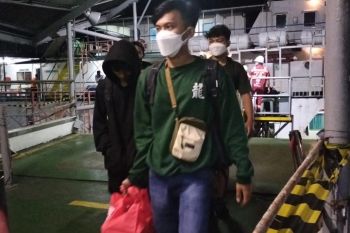 Akibat cuaca buruk perjalanan kapal molor hingga lima jam
