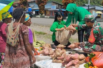Persit Oksibil tingkatkan ekonomi petani dengan beli hasil kebun