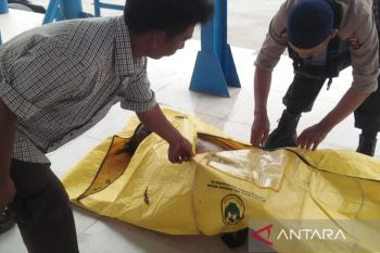 Polisi evakuasi jasad pria di Dermaga Pasar 16 Ilir Palembang