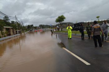 TNI-Polri mengatasi banjir dan tanah longsor di jalan bypass Mandalika