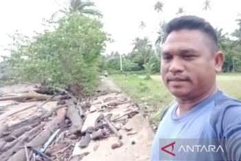 Akses jalan lintas desa di Natuna rusak akibat cuaca buruk