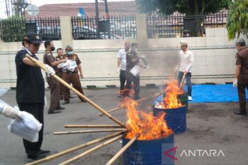 Kejari Purwokerto musnahkan barang bukti tindak pidana