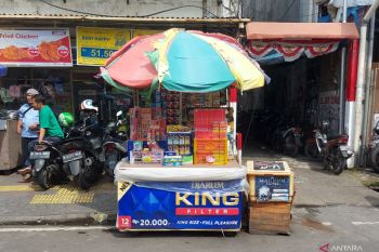 Meski dilarang, pedagang kembang api tetap gelar lapak