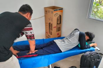 Polsek Kandis Siak sediakan pijat gratis di pos pelayanan Nataru