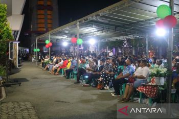 Jemaat GKI Pniel Kotaraja Jayapura laksanakan ibadah Malam Kudus Natal