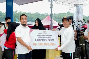 Gubernur Sulsel menyerahkan bantuan masjid hingga bibit kopi di Maros