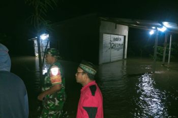 Rumah tergenang banjir, ratusan KK di Desa Kidang Lombok Tengah mengungsi