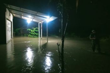 Ratusan warga Desa Kidang Lombok Tengah mengungsi karena banjir