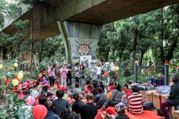 Atlet equestrian Euclia rayakan Natal berbagi kasih di jalanan