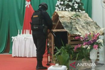Jibom Brimobda Sultra sterilisasi 12 gereja jelang Natal di Kendari