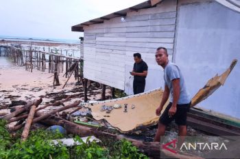 Warga temukan serpihan mirip badan pesawat di Natuna