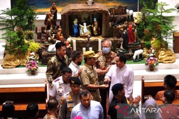 Wali Kota Makassar berkeliling ke gereja pantau perayaan Natal 2022