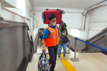 Stasiun Pasar Senen sediakan porter gratis underpass