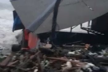 Dihantam gelombang pasang, Empat rumah di Majene rusak