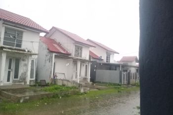 Hujan deras guyur Kota Kupang di hari Natal