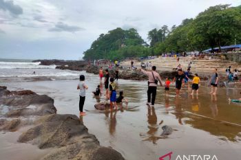 Objek wisata pantai belum dipadati pengunjung