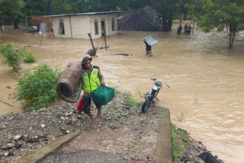 Personil Polres Kupang bantu evakuasi korban banjir di Takari