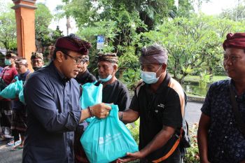 Nelayan Denpasar terima paket sembako