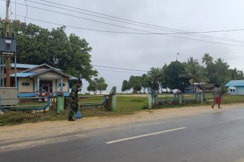Posramil Warsa turut serta bersihkan bahu jalan Kampung Sawai