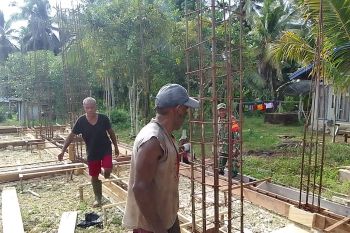 Koramil Numfor turut serta dalam pembangunan gedung gereja di Biak