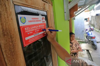 Pemasangan stiker keluarga miskin