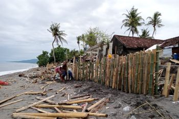 Pemprov NTB memasang beronjong cegah abrasi pantai di Mataram