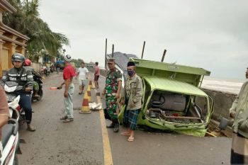 Jalur lalu lintas penghubung di Pulau Madura ambles akibat abrasi