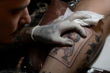 Pendukung Argentina antre dapatkan tato Messi