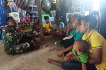 Koramil Biak Kota jalin silaturahmi bersama warga usai perayaan Natal