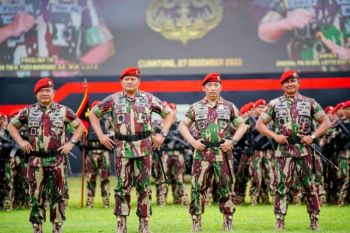Disematkan Baret Merah Kopassus, Kapolri: Jangan ragukan TNI-Polri jaga NKRI