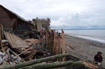 Warga Mapak Indah Mataram membuat tanggul darurat antisipasi abrasi