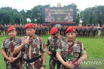 Panglima TNI dan Kapolri terima baret merah dan brevet komando dari Kopassus