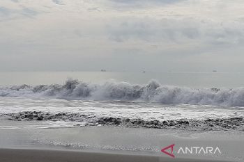BMKG imbau wisatawan waspadai gelombang tinggi pantai Selatan