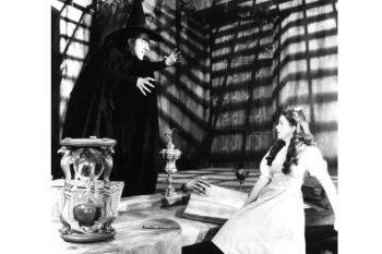 Jam pasir ikonik 'Wizard of Oz' terjual seharga Rp7,7 miliar