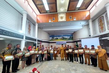 Pemprov Sumbar beri penghargaan penyuluh dan petani berprestasi