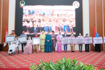 Pemprov Sulsel salurkan berbagai bantuan pada puncak peringatan Hari Ibu