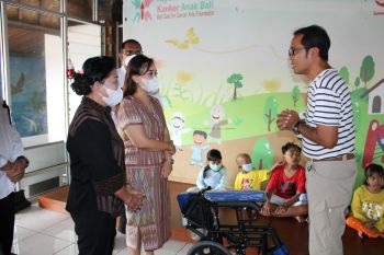 Pemkot Denpasar bantu kursi roda bagi anak penderita kanker