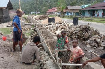 Koramil Biak Utara monitoring pembuatan parit mencegah banjir