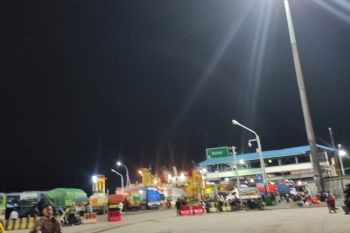 Akibat cuaca buruk layanan penyeberangan Pelabuhan Bakauheni ditutup sementara
