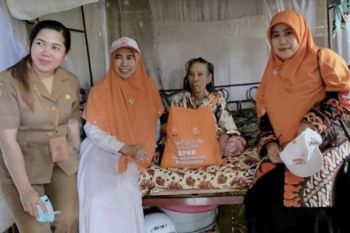 Legislator berbagi kasih dengan para janda dan lansia di Kapuas