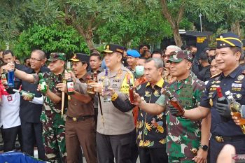 Puluhan ribu miras dan ganja kering dimusnahkan di Mapolda Riau