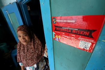 Dinas Sosial Surabaya pasang stiker di rumah penerima bansos